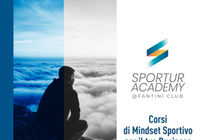 Uomo contempla nuvole, simbolo di crescita e riflessione. Sportur Academy ispira cambiamento.