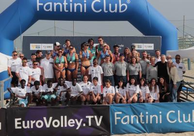 Gruppo sorridente di atleti e staff con medaglie al Fantini Club.